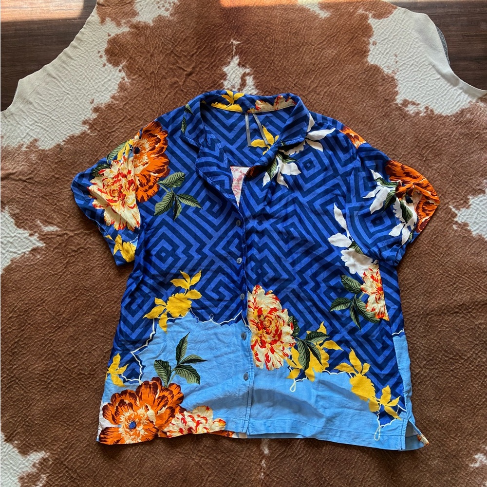 Anthropologie button down Hawaii style women's shirt 
Size small
No flaws!